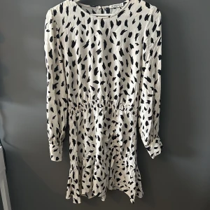 Klänning  - Klänning från Stradivarius. Använd fåtal gånger