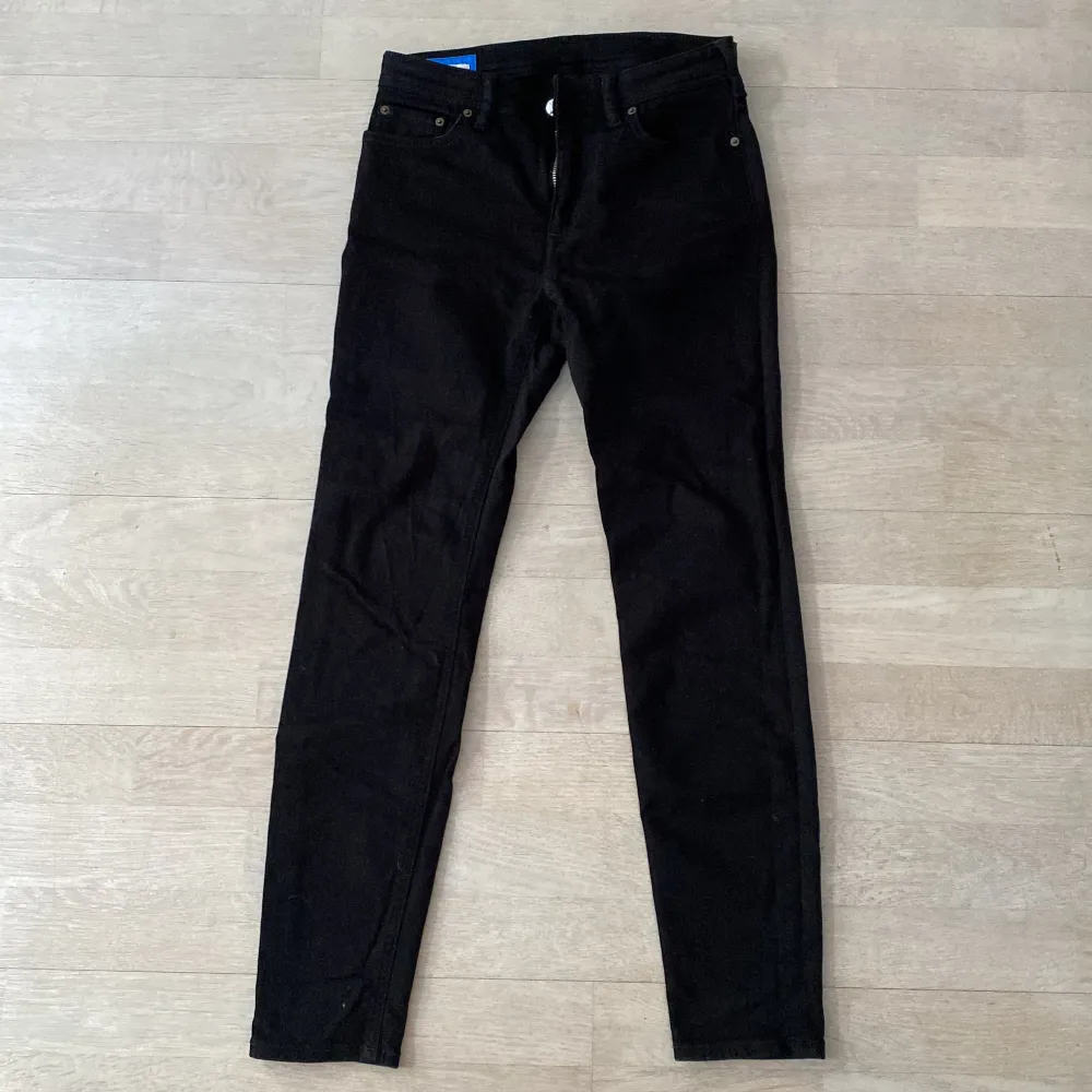 Säljer ett par svarta jeans i modellen ”climb stay black” från Acne Studios Blå Konst. Stretchig passform och smala ben. Sparsamt använd. . Jeans & Byxor.