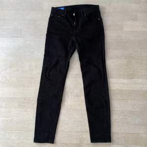 Säljer ett par svarta jeans i modellen ”climb stay black” från Acne Studios Blå Konst. Stretchig passform och smala ben. Sparsamt använd. 