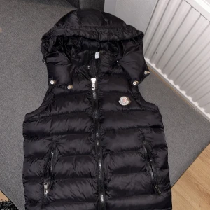 Moncler väst - Detta är en moncler väst pris kan diskuteras vid snabb och smidig affär. Den är i riktig bra skit inga repor eller hål på västen. Kan vara intresserad för byte med om man har något fett.