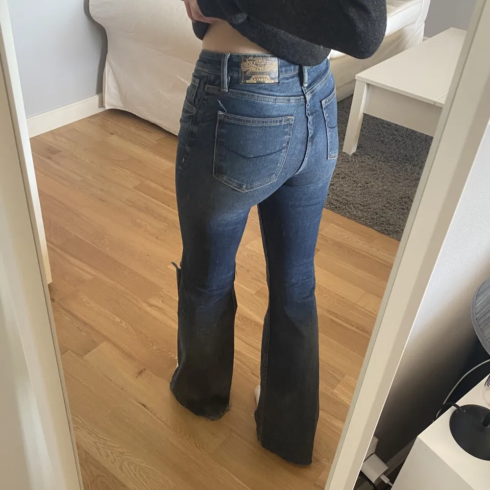 Bootcut jeans från Crocker i modellen Pow Flare i Waist 27 och Length 33, hålet är klippt själv. Jeans & Byxor.