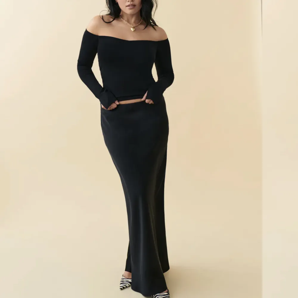 Satin kjol i svart från Gina tricot. ❤️Storlek XS❤️Originalpris 499 använd 2 gånger. Som ny alltså 😊. Kjolar.