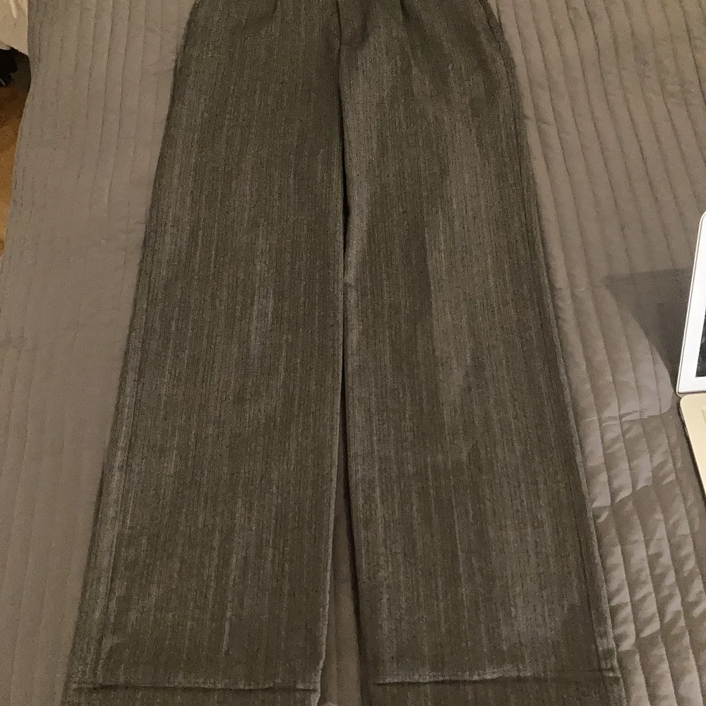 Snygga grå kostymbyxor😍🙌🏼Sitter perfekt på mig som är 36/S och är 170cm. . Jeans & Byxor.