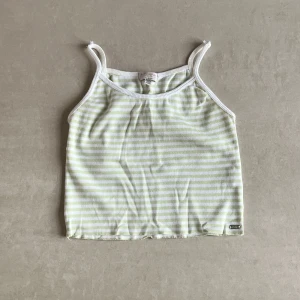 Sommartopp Pull&Bear - Vitt- och grönrandigt litet sommarlinne från Pull&Bear. Tunt ribbat, stl L men skulle verkligen påstå att det är som en XS/S!! Bra skick!