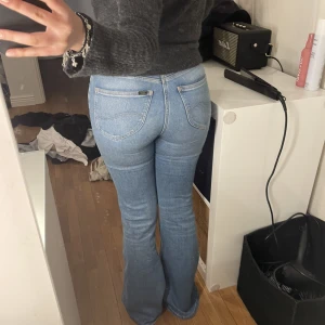 Bootcut Lee jeans - Säljer mina bootcut lee jeans. Kommer inte till användning därav säljer ja dom💓