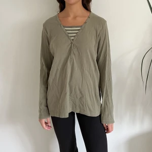 Tröja - Militärgrön tröja som passar storlek S-L! 🪖🌿🫒🐢