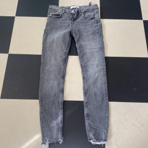 Jeans från Zara, gråa - Gråa jeans från Zara. Strl 38, men mer som 36/xs