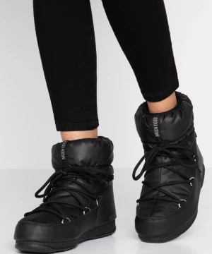 MOONBOOTS - Hej! Säljer dessa super fina moon boots!! Knappt använda då jag köpte de efter vintern…. Box och allt finns! Hör av er vid intresse<3 Nypris 1995kr! Frakten är inte lika dyr som det står… jag kan sälja för 800 inklusive frakt!