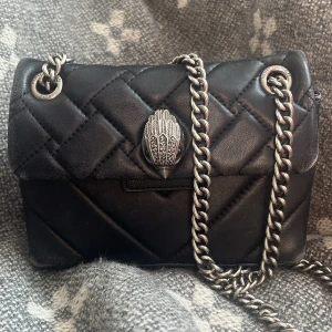 Kurt geiger väska - Funderar på att sälja min äkta  Kurt geiger väska. Har lite småskador på kanterna (2 bilden) ❤️ !tryck inte på köp direkt! 