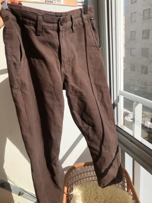 Vans chinos - Snygga relaxed taperfit chinos i storlek 32. Nästan oanvända, säljer pga fel storlek. 850 kr orginalpris.
