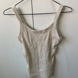 Linne - Ett ribbat ljus beiget/kräm vit linne från Gina Tricot. Använt max 5 gånger💞