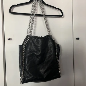Stor Tiamo väska  - Svart väska från tiamo, största modellen. Köpt på scorett. Se sista bilden för slitningar. Köparen står för frakten💗🥰