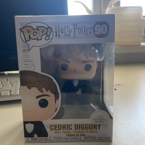 cedric diggory harry potter - nästan ett år gammal, har bara stått i min hylla helt ärligt. 