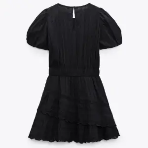 Säljer min spritt nya zara klänning som jag köpte i Spanien förra året💕 Finns inte i svergie, köpte för 600kr säljer för 350kr+frakt. Pris kan diskuteras!🫶🏽 