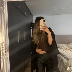 SKINNBYXOR - MQ - Jättefina skinnbyxor från MQ. Storlek S. Säljer för att de blivit för stora för mig (har gått ner i vikt). Nypris 699. Kan tänka mig gå ner i pris.