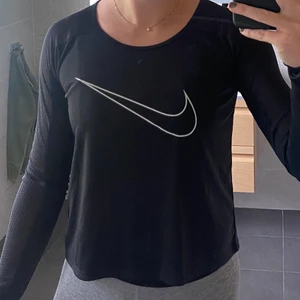Träningströja NIKE - Säljer denna långärmade träningströjan från NIKE. Storlek S. Du som köpare står för frakt☺️
