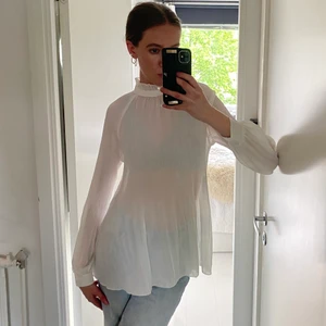 Plisserad topp från ICHI strl XS - Plisserad topp från ICHI strl XS, aldrig använd. 