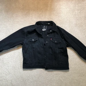 Levis jacka  - Skonsamt använd, aldrig tvättad 