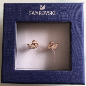 Swarovski örhängen - Äkta swarovskiörhängen i roséguld. Använda en gång, verkligen nyskick! Jag har klippt bort plastbiten som sitter på pluppen. 