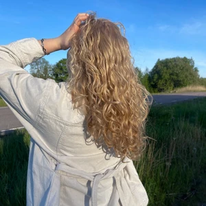 Jeansjacka - Säljer min fina jeansjacka nu i en fin gräddvit färg som är så perfekt nu till sommaren. Den har ett skärp också som man kan knyta åt båda hållen💗💕