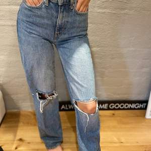 Snygga blåa jeans med hål på knäna i storlek XXS! Använda ett fåtal gånger💕