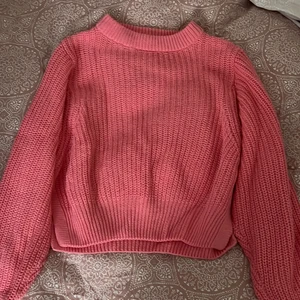 Tröja - Något croppad, knappt använd!