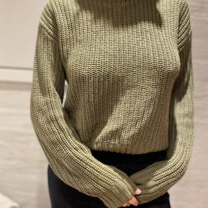 Skön och fin mörkgrön stickad tröja från H&M i storlek XS💕
