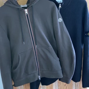 Stone Island kofta - En stickad stone island kofta som är väldigt sparsamt använd. Köpt på nk för 3600 och kvitto finns självklart kvar.