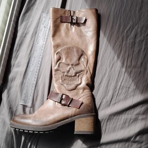 Kängor med dödskalle - Dessa ass coola kängor är ifrån The Urban  projekt. Dom är storlek 38 men är ganska små i storleken så de passar 37/36.  Väldigt coola dock för små för mig.  Vet ej hur mycket de väger så frakt priset är osäkert. Vid köp tar jag reda på frskt priset. 