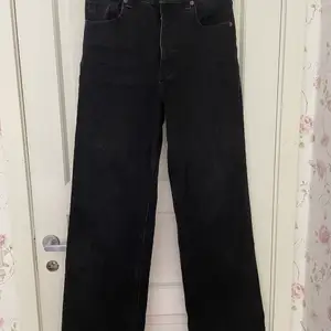 Svarta långa högmidjade Zara jeans med fransar längst ner som är köpta för 400 kr💕✨ Sälj pågrund av att de är för stora för mig och är därav i bra skick. Det är storlek 38 och säljs för 200 kr + frakt✨