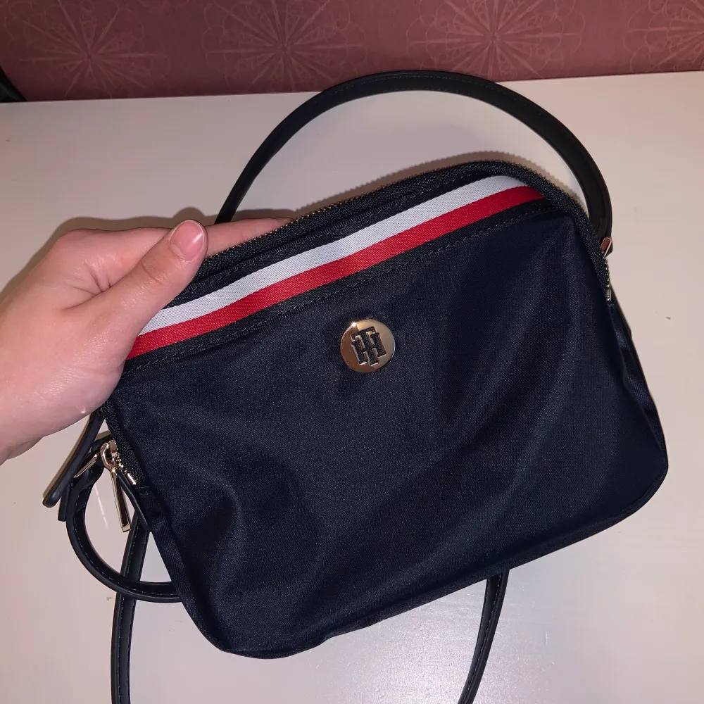 Säljer min Äkta Tommy hilfiger väska som är i bra stick 👜👛 vid feer bilde eller frågor kontakta mig 📲😃❣️ . Accessoarer.