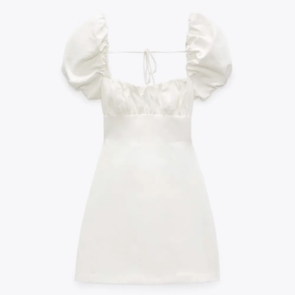 Zara klänning i vit. Passar perfekt som studentklänning, super fin men tyvärr för liten för mig i bysten!!. Klänningar.