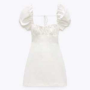 Zara klänning i vit. Passar perfekt som studentklänning, super fin men tyvärr för liten för mig i bysten!!