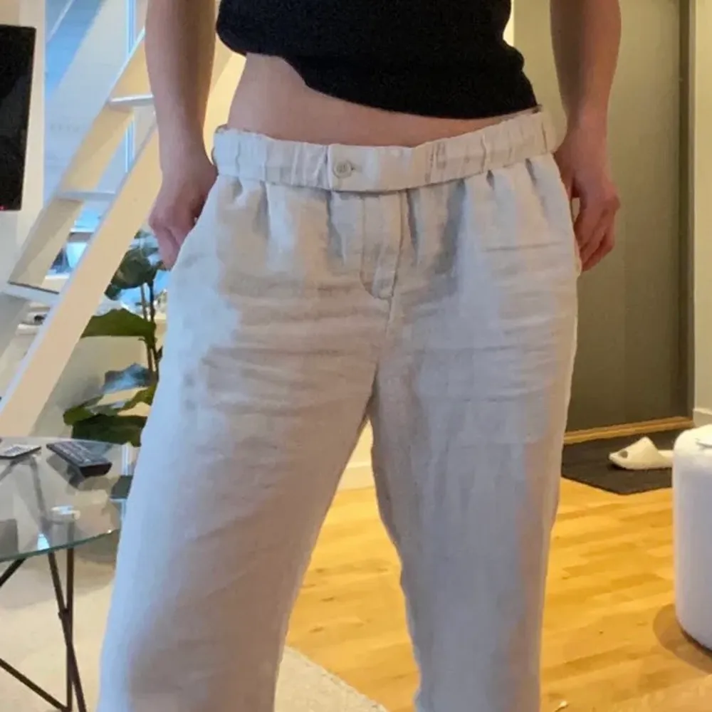 Jättefina linnebyxor. Lite långa på mig som är 163. Går att dra åt i midjan. Bra skick. Stril S/M.   Obs! Lånad bild.. Jeans & Byxor.