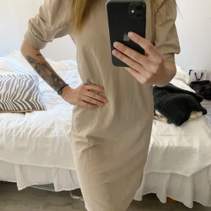 Beige klänning - Världens mjukaste och gosigaste klänning. Helt ny - lappen kvar! Nypris: 499,95:-🥰