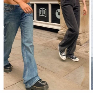 Crocker jeans - Snyggaaa jeans påminner mycket om brandy melvilles brielle 90s, har samma ”sträck” i tyget😊😊sitter asbra men tyvärr är de för små för mig i midjan:) perfekt bootcut och låg midja! Fråga för fler bilder köpare betalar frakt! Bra längd för mig som är 160, har sytt in de i midjan