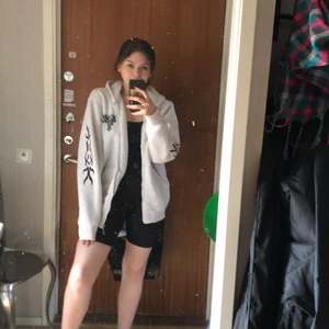 Vit hoodie från VT- fashion - Vit hoodie med svarta bemärkelser på ärmarna, ryggen och frasidan. Väldigt mysig men lite luddig på utsidan. 