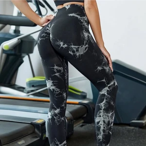 Träningstights från shein - Säljer ett par likadana Träningstights som mina blåa i storlek S från shein som är extremt sköna och stretchiga 😍🤌 spårbar frakt tillkommer på 66kr!