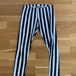 Stretchiga och randiga byxor - Detta är ett par stretchiga oxh randiga byxor. De är använda ca 1 gång, så de är inprincip nya. De är i storleken 170 och säljs för 20kr + frakt