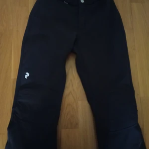 Peak performance  - Fina äkta peak performance byxor som jag köpte från en kvinna här i plick. Dom var tyvärr små på mig därför säljer jag dom 