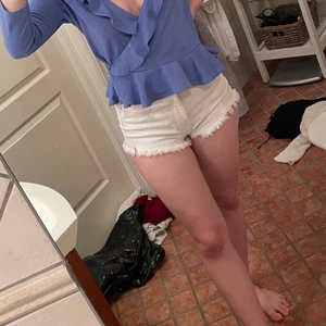 Ljusblå omlott topp - Snygg topp. Lite trasig där den ska sitta ihop så jag har knutit det och det funkar galant☺️