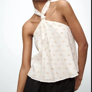 Zara halterneck 🙏🙏 - Jättefin eftertraktad zara topp som är köpt i vintras så därav helt slutsåld! Storlek S och aldrig använd endast testad!