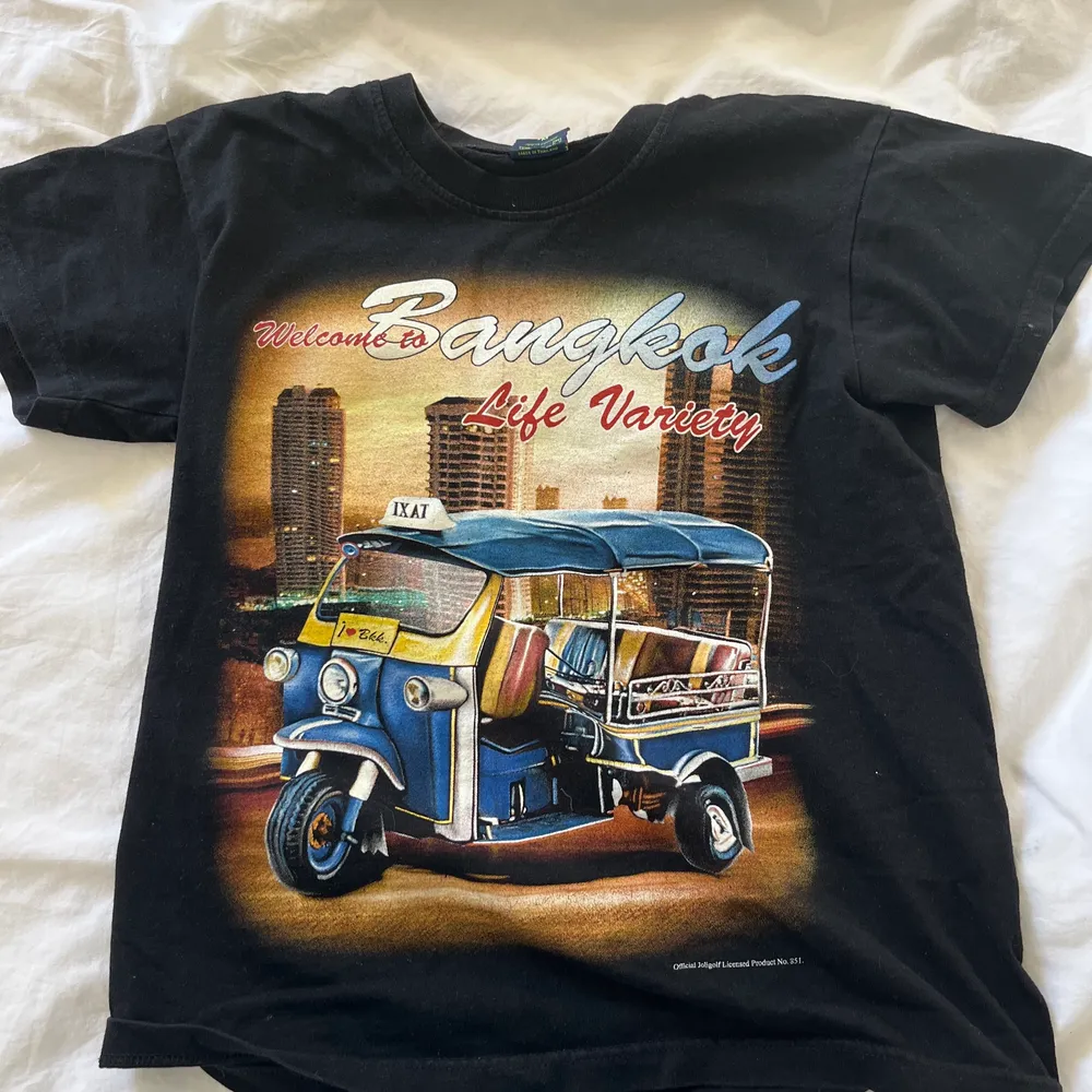 neat t-shirt with clean print. thick fabric, mint condition.. T-shirts.