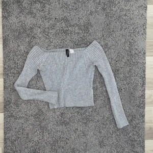 Långärmad tröja - Säljer denna söta tröja. Lite kortare i ett tunnare stickat material. Köpt på HM. Köpare står för frakt📦