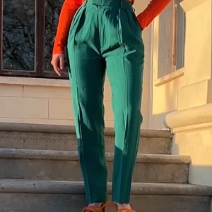 GinaTricot byxor - Helt nya byxor, färgen är mycket trevligare i verkligheten än det ser ut här på bilden. 💚 byxorna är perfekta till sommar!! 