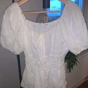 Blus - Söt vit blus  Använd fåtal gånger  Stl S/M 120kr + frakt 