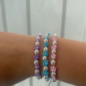 Armband - Somriga och fina handgjorda armband. Armbanden är med elastisk tråd, samt knäppe på baksidan. Har fler färger om någon skulle vilja ha det. 🌸 Säljer de för 49 kr styck 