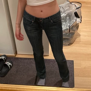 Lågmaidjade jeans - Ett par lågmidjade jeans köpta sekundhand och aldrig använt.💙