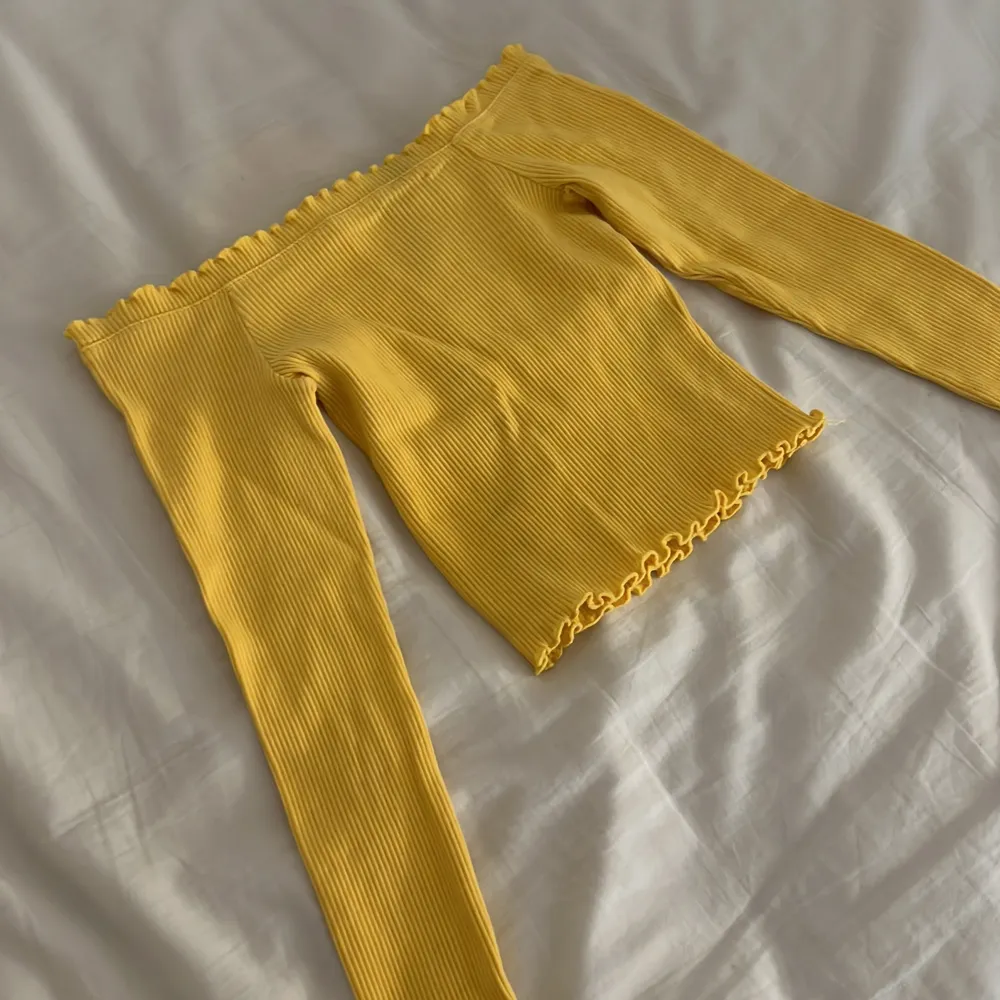 En gul off shoulder tröja från Gina i storlek xs❤️. Toppar.