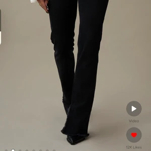 Svarta jeans  - Svarta jeans men knappar, inte dragskedja, från NA-KD med slits i botten, i storlek 38 som jag vanligtvis är men de är för små för mig så har ej nån bild med mig i dem 